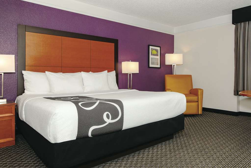 La Quinta Inn & Suites by Wyndham Ontario Airport - photo 18