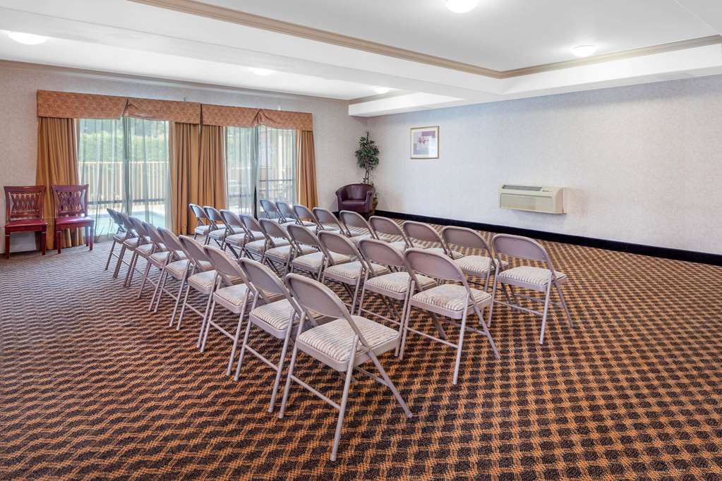 Howard Johnson Hotel & Suites by Wyndham Pico Rivera - photo 16