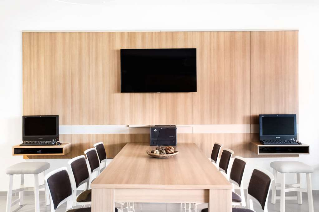 Microtel by Wyndham Vernal Naples - photo 12