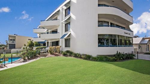 Views Pool Air Conditioning Karoonda Sands Welsby Pde Bongaree — Bongaree — photo 3