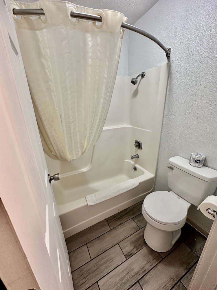 Ozark Inn & Suites - photo 10