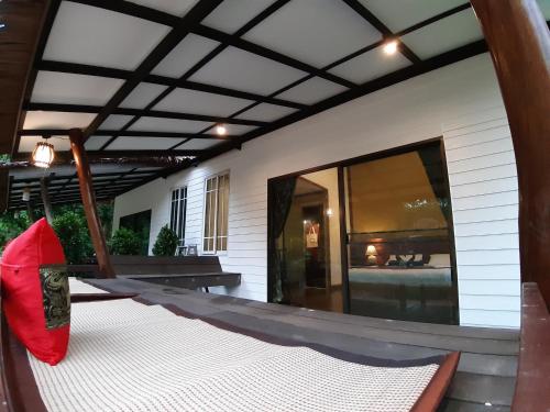 Little Rock Kohjum in Nuea Khlong, Thailand