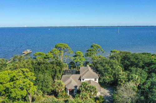 Florida Space Coast Waterfront Retreat — 4-Star Luxury Hotel in Cocoa, United States