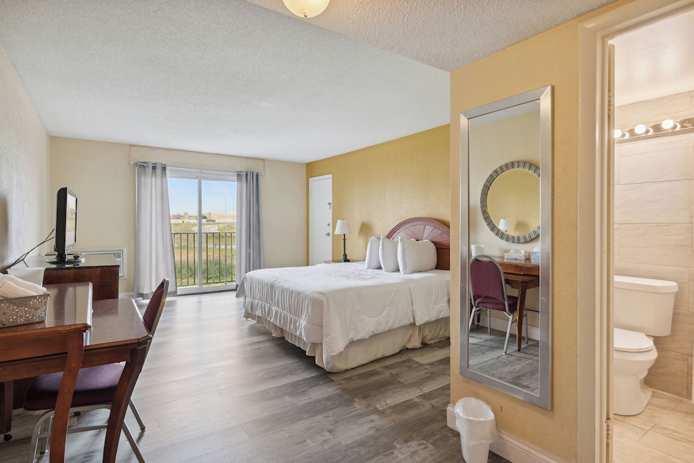 Days Inn by Wyndham Toledo - photo 17