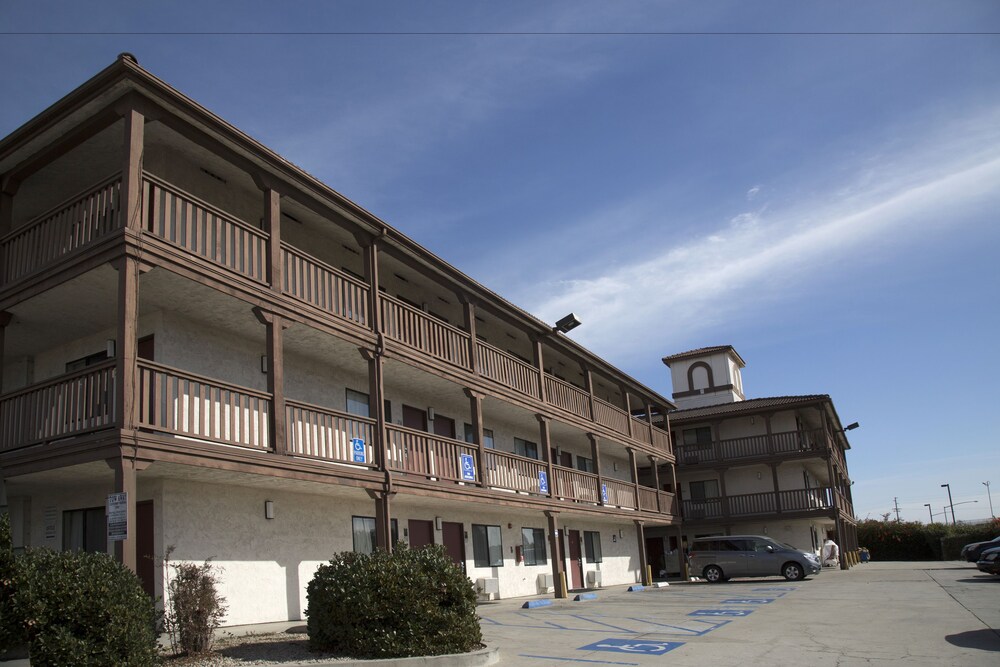 E Z 8 Motel South Bay - photo 33