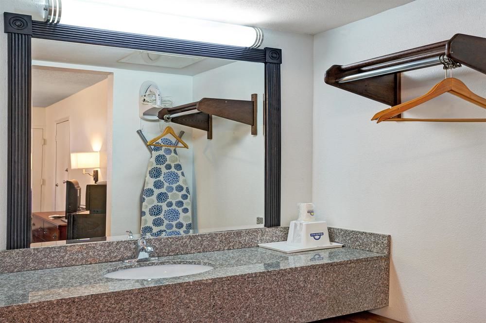 Days Inn by Wyndham Jacksonville South Memorial Hospital - photo 7