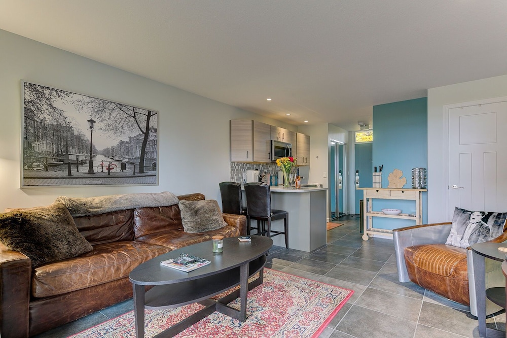 Cozy Aviation Style Lake View Condo at The Shores — 4-Star Luxury Hotel in Traverse City, United States