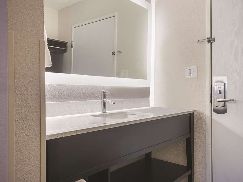 La Quinta Inn & Suites by Wyndham Hartford Bradley Airport - photo 12