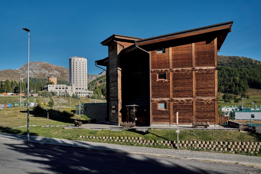Hostdomus Eagle Apartment 5122383 — Sestriere