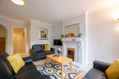 16 Spacious Apartment with Parking — 4-Star Luxury Hotel in Gaillimh, Republic of Ireland