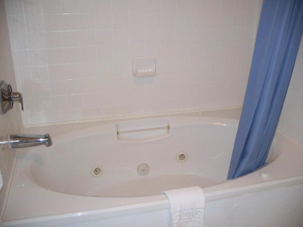 Castlewood Inn - photo 40