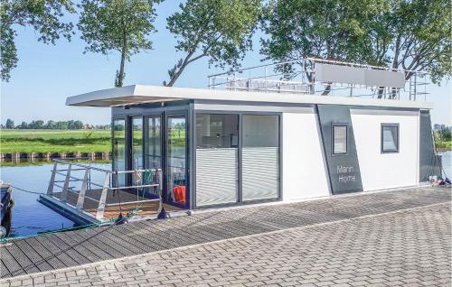 Houseboat Escapade — 5-Star Luxury Hotel in Nieuwpoort, Belgium