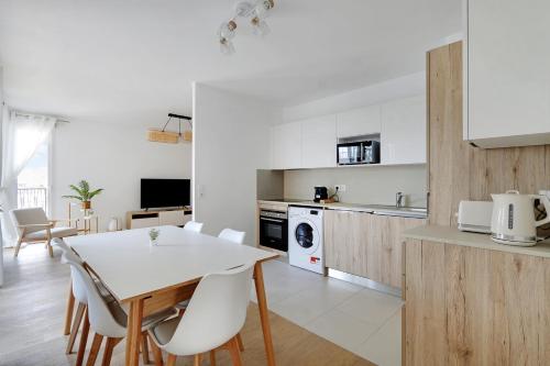 Pick A Flat's Apartment in Quai de Clichy Rue Camille Claudel — 4-Star Luxury Hotel in Clichy, France