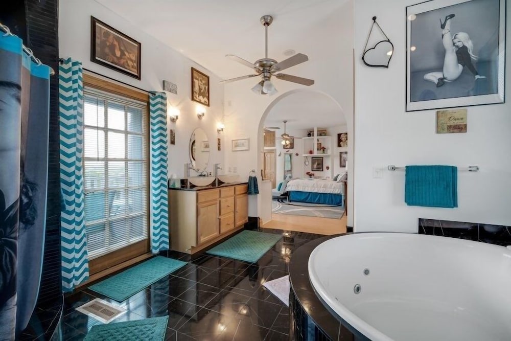 Starlight Tower Suite 1 Bedroom With Stunning Views 1 Villa by RedAwning - photo 11