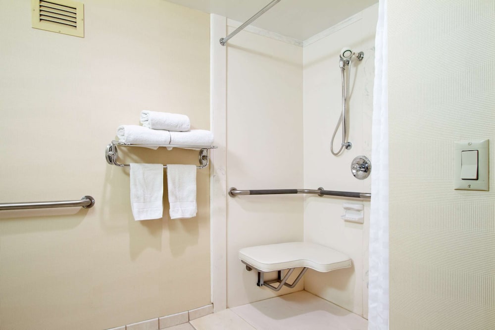 Embassy Suites by Hilton Greensboro Airport - photo 17