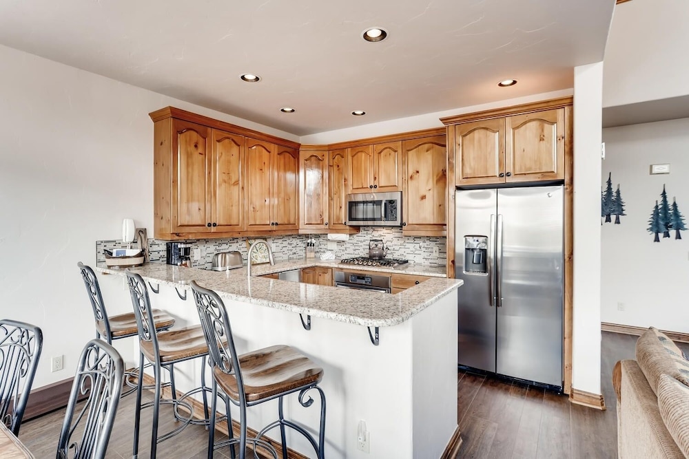 3BR Townhome Walk to Slopes & Kids Ski Free by Redawning - photo 8