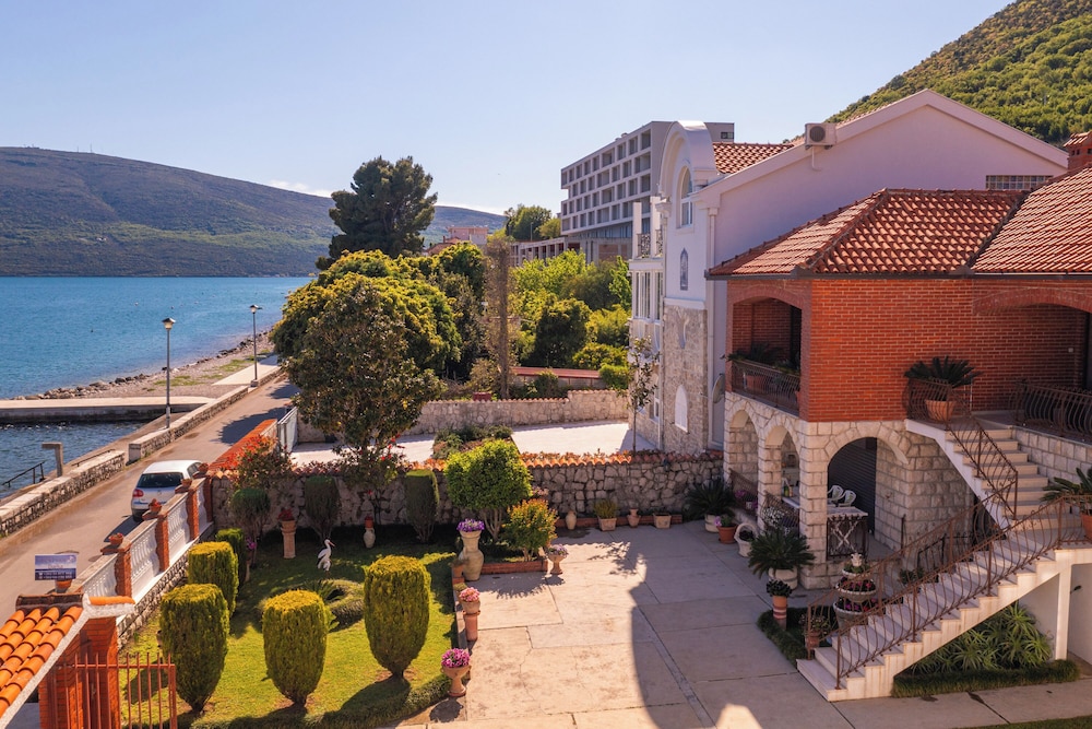 Seafront Haven Darka Happy Rentals — 4-Star Luxury Hotel in Bijela, Montenegro