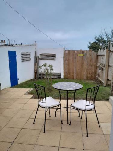 Plage et commerces à pieds Gîte Eugène in Saint-Hilaire-De-Riez, France