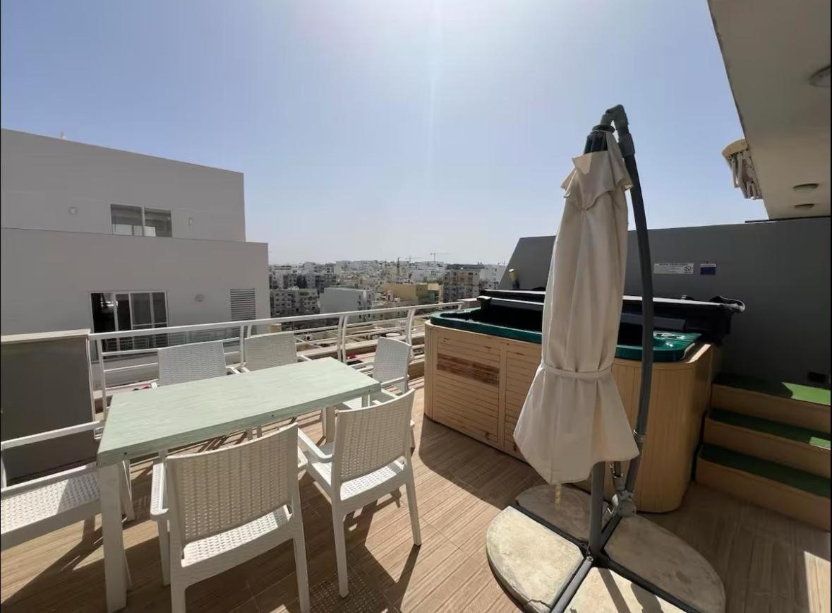 St Julians Flat with Jacuzzi - last minute hotel in San Giljan