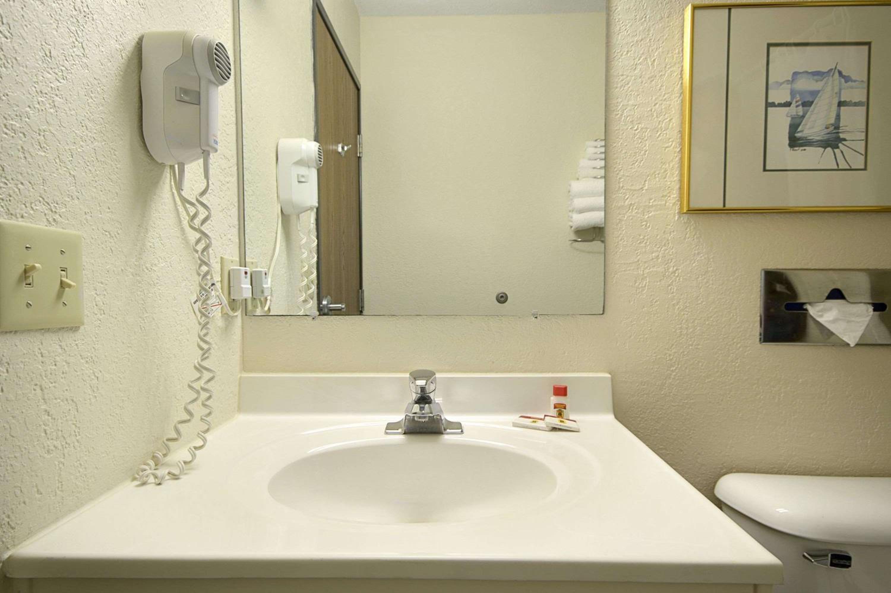 Travelodge by Wyndham Hudsonville - photo 26