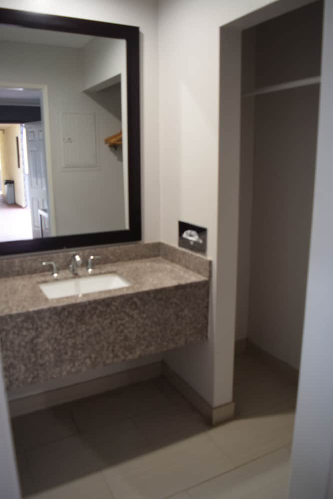 Deluxe Inn Hawthorne - photo 20