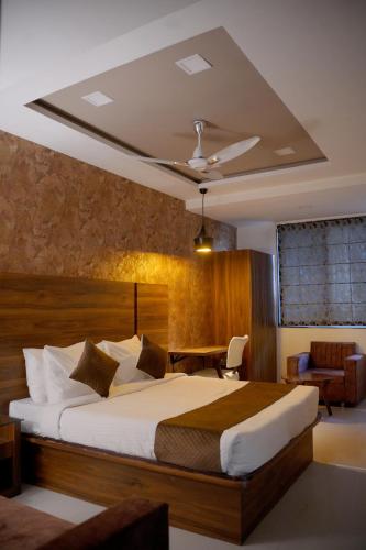 Hotel Green Woodd in Anand, India