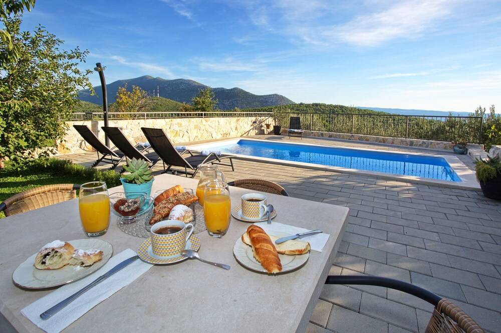 Villa Ivana — 4-Star Luxury Hotel in Omis, Croatia