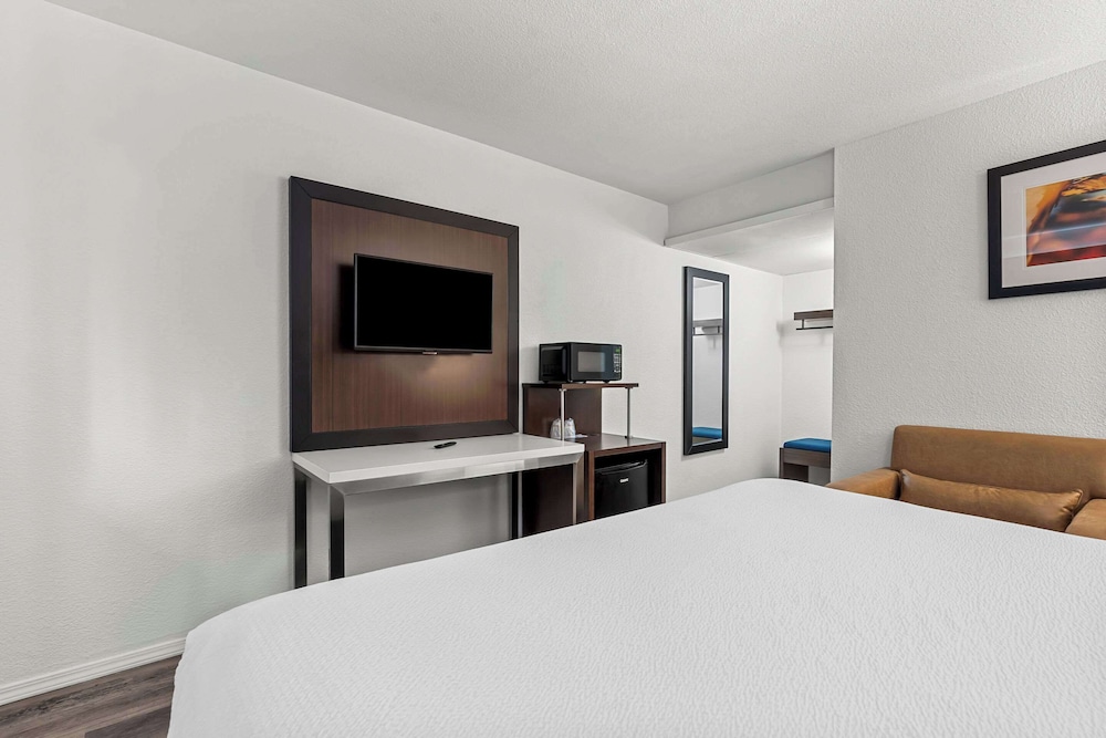 Econo Lodge Stockton near I 5 Fairgrounds - photo 20