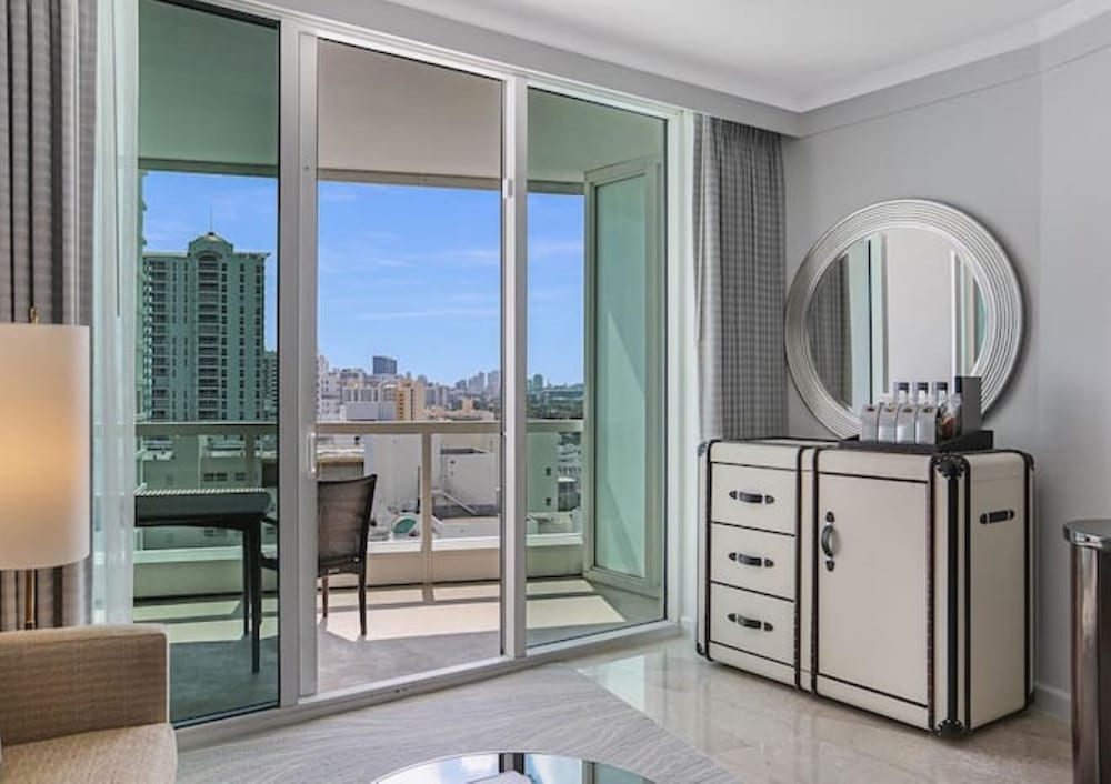 FontaineBleau Resort Ocean plus Bay View w Balcony - photo 4