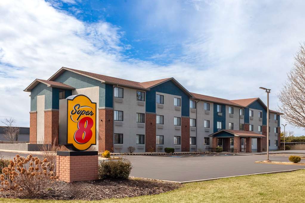 Super 8 by Wyndham Romeoville Bolingbrook - photo 3