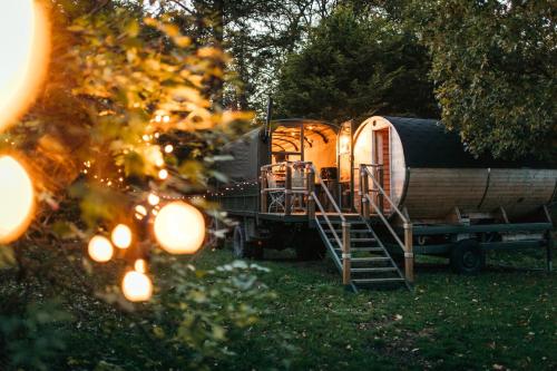 Myrtle The Glamping Truck 1950's Swiss Army Truck with Sauna — hotel in Lisburn