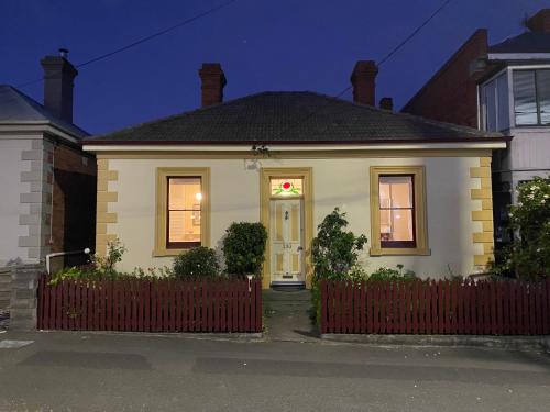 Campbell St Cottage Hobart CBD — 4-Star Luxury Hotel in Hobart, Australia