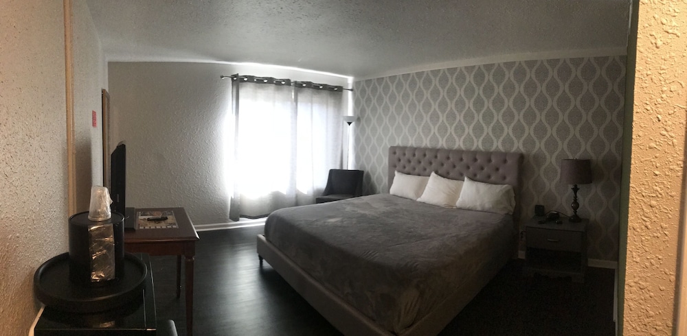 The Village Inn Hotel - photo 10