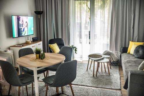 Apartament szeregowy domek obok lasu z tarasem i dwoma sypialniami 800 metrów od plaży — 4-Star Luxury Hotel in Pobierowo, Poland