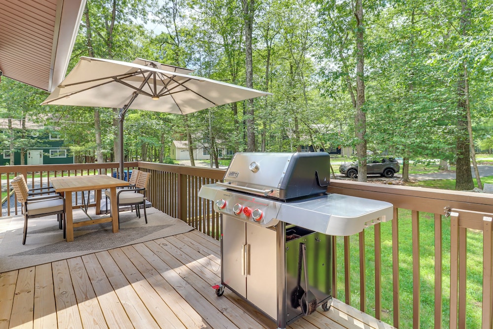 Pool Lake Access Yard: Poconos Family Getaway — hotel in East Stroudsburg
