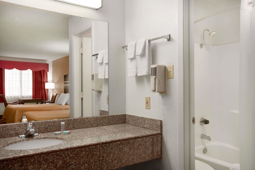 Travelodge by Wyndham Killeen Fort Hood - photo 16
