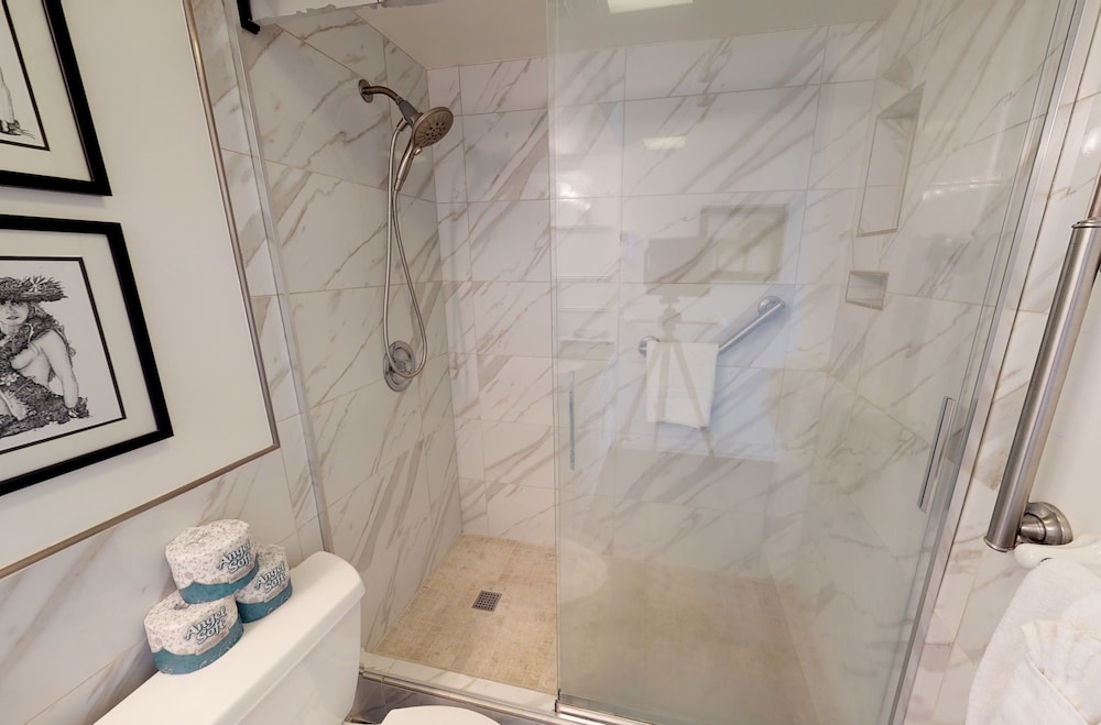 Modern 12th Floor Waikiki Banyan Condo with Partial Ocean Views by Koko Resort Vacation Rentals Honolulu - photo 21