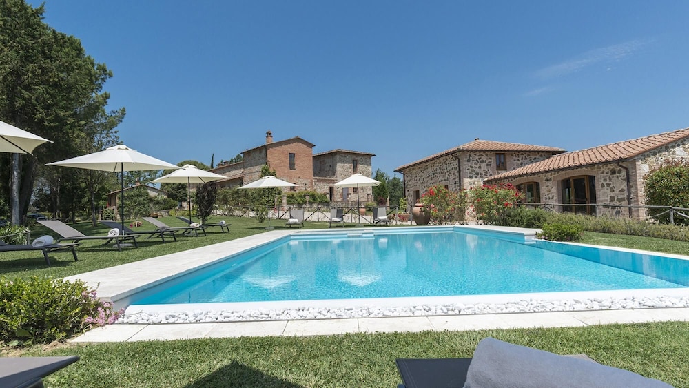 Podere Bellaria 18&2 Emma Villas — 4-Star Luxury Hotel in Rapolano Terme, Italy