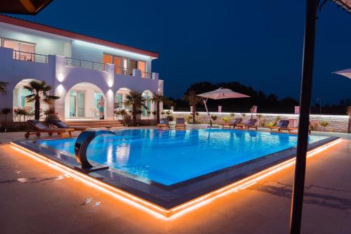 Villa 100 Palme — 4-Star Luxury Hotel in Ulcinj, Montenegro