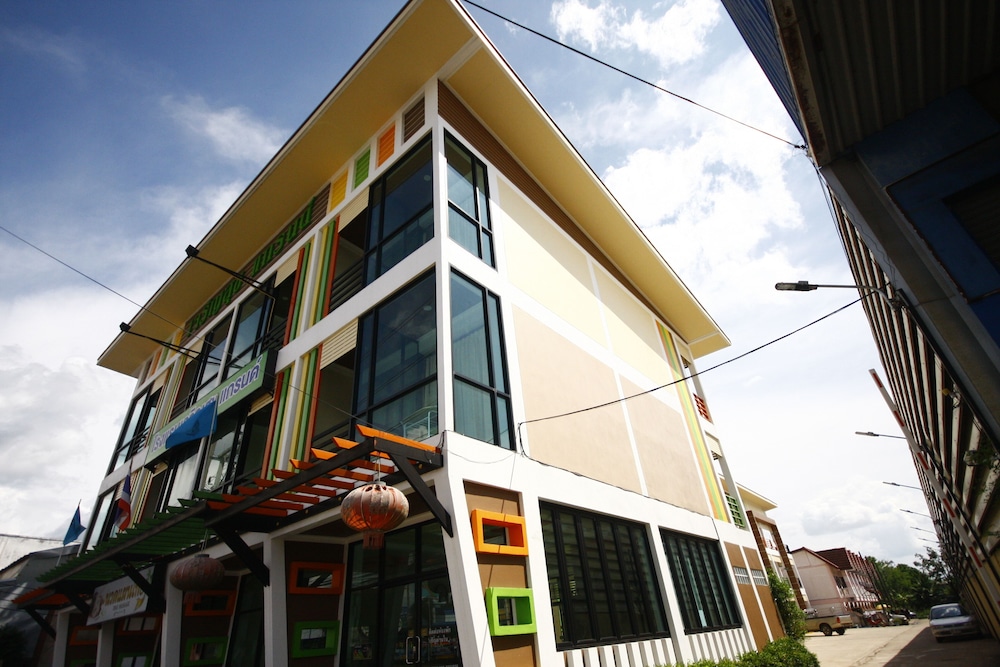Charoensuk Grand Hotel - carbon neutral hotel in Kabin Buri