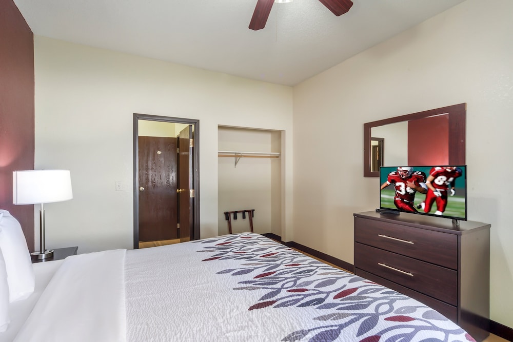 Red Roof Inn & Suites Omaha Council Bluffs - photo 35