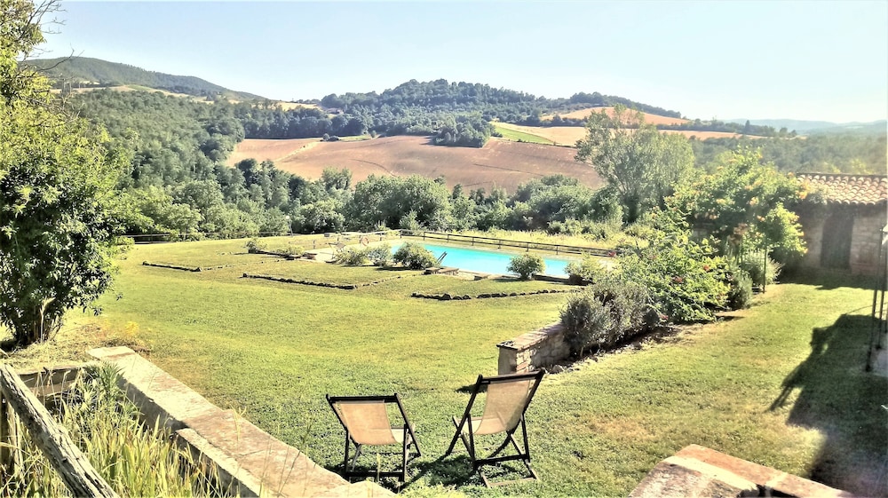 Umbrian Farmhouse Retreat With Private Pool and Garden — 4-Star Luxury Hotel in Monte Castello Di Vibio, Italy
