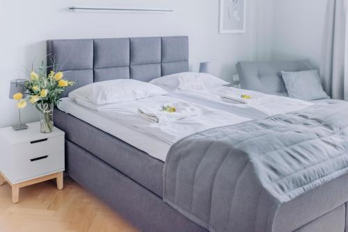 Plac Zbawiciela 2 Rooms 4 Beds Sleeps 6 Comfortably — 4-Star Luxury Hotel in Warsaw, Poland