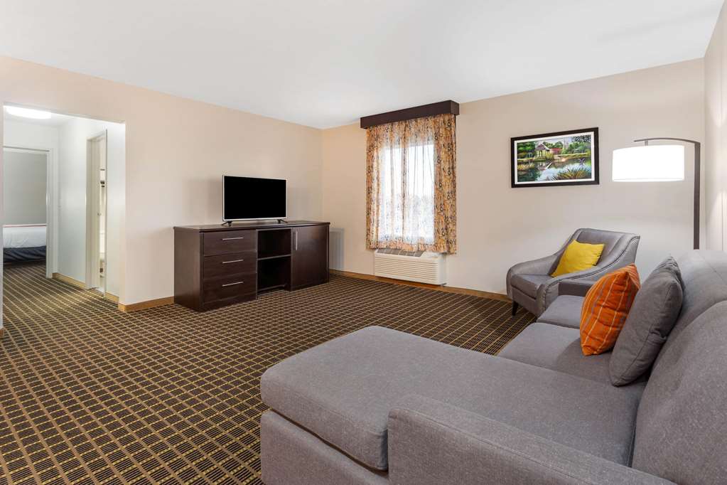 La Quinta Inn & Suites by Wyndham Rockford - photo 24