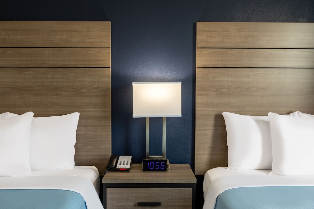 Super 8 by Wyndham Laredo - photo 10