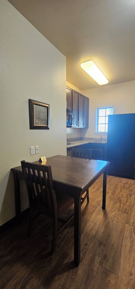 Dilley Motor Inn - photo 13