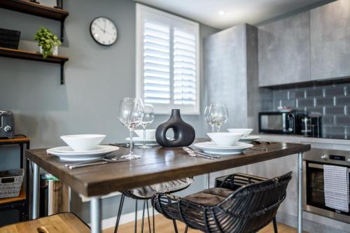 2 bedroom Cardiff Bay apartment Wi Fi Parking — 4-Star Luxury Hotel in Cardiff, United Kingdom