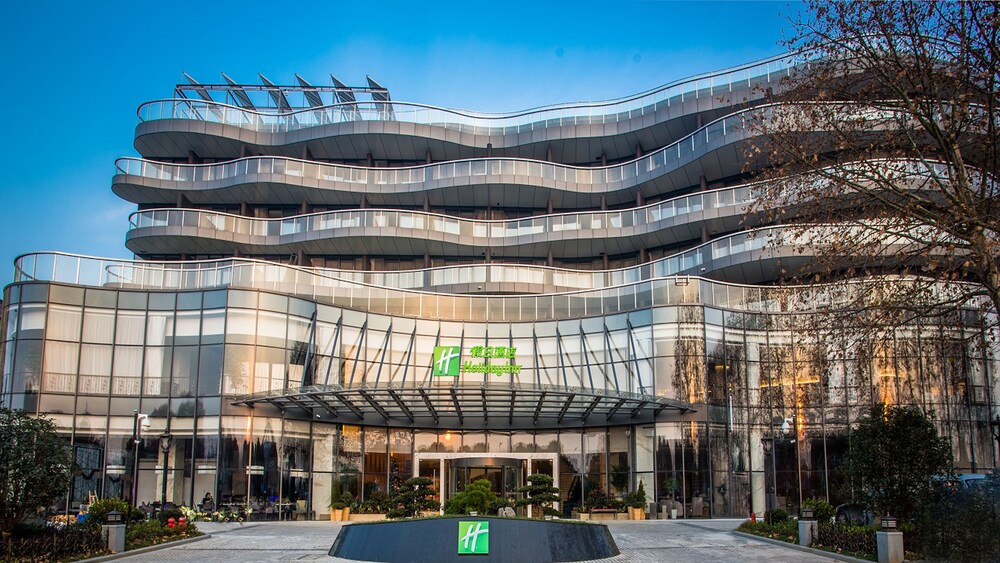 Holiday Inn Nanjing Xuanwu Lake by IHG — 4-Star Luxury Hotel in Nanjing, People's Republic of China