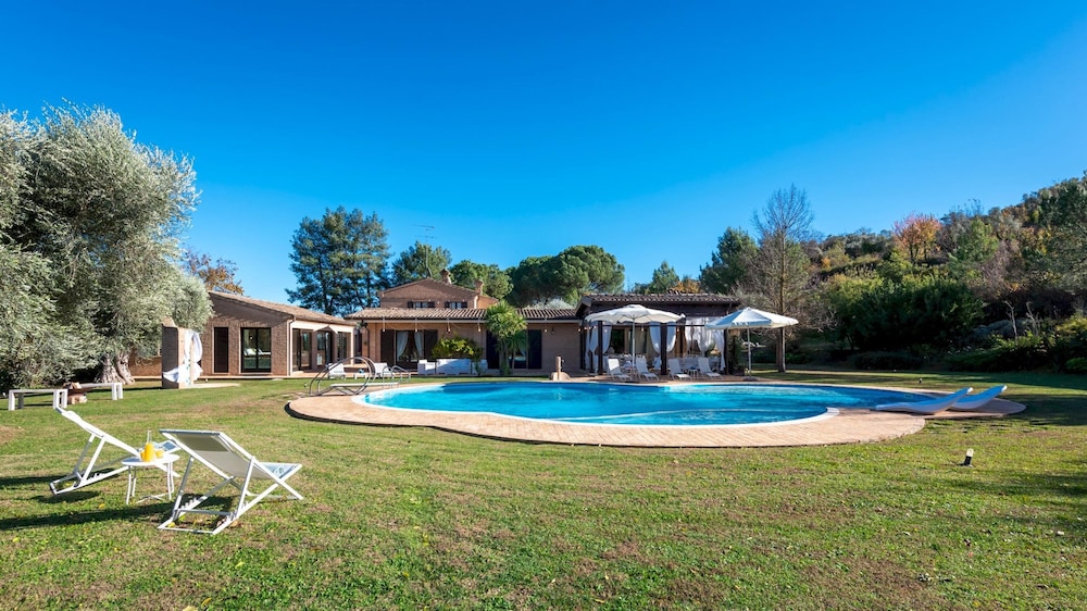 Villa Isotta 8 4 Emma Villas — 4-Star Luxury Hotel in Civitanova Marche, Italy