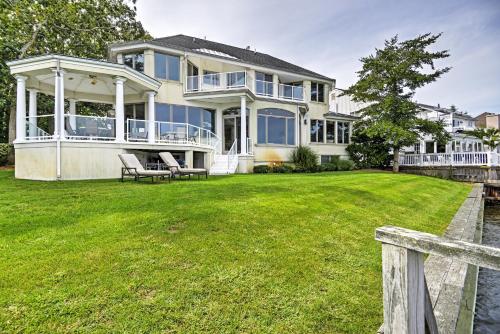 Elegant Riverfront Home with Expansive Views — 4-Star Luxury Hotel in Point Pleasant, United States